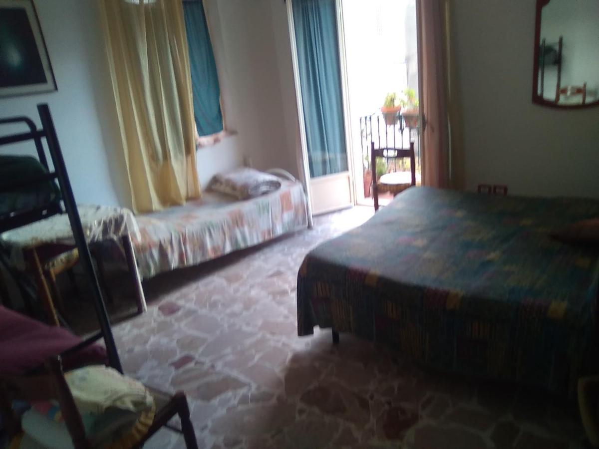 Room In Guest Room - Single Room With Shared Bathroom Taormina Eksteriør billede